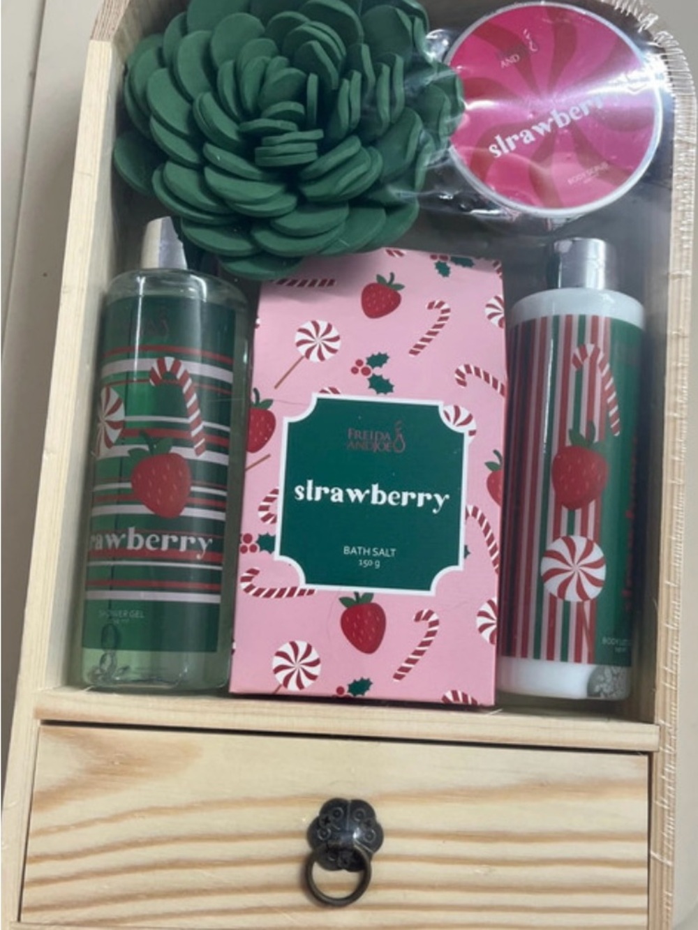 Strawberry Scented Bath & Body Gift Set - Green & Pink